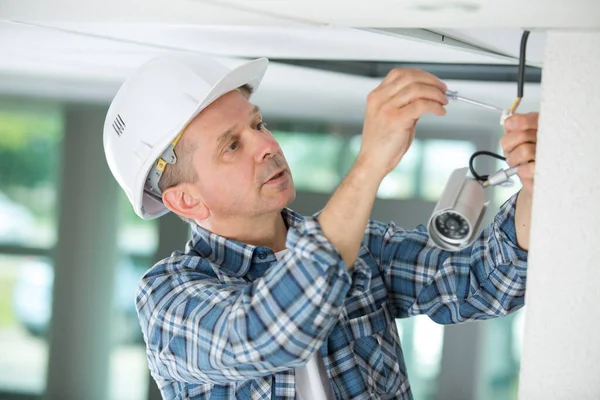 Técnico Profesional Cctv Trabajando — Foto de Stock