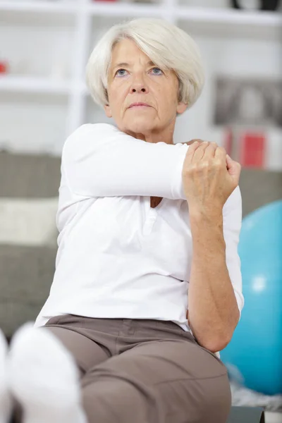 Mogen Kvinna Som Motionerar Hemma — Stockfoto