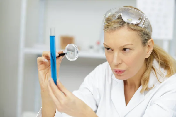 Mature Woman Lab Coat Using Magnifying Glass — Stock Photo, Image