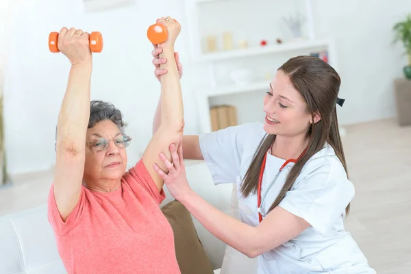 Enfermera Ayudando Anciana Entrenamiento Pesas —  Fotos de Stock