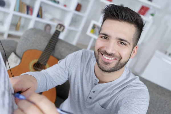 Glücklicher Junger Mann Komponiert Musik Mit Einer Gitarre — Stockfoto