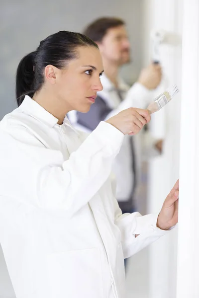 Young Female Decorator Painting Wall Room — Stock Photo, Image