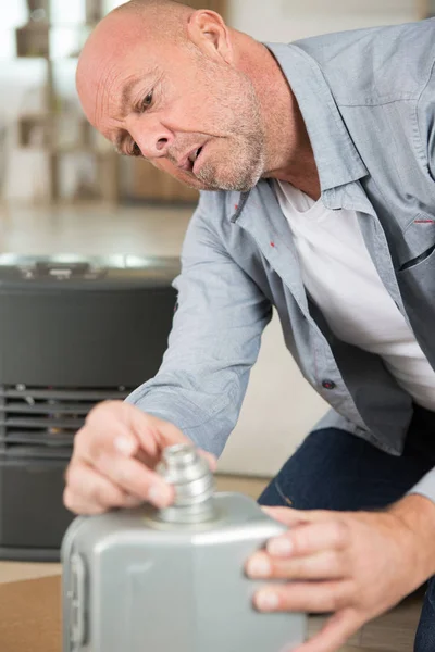 Hombre Atornillando Motor Aceite — Foto de Stock