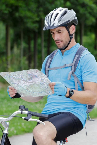 Piloto Masculino Segurando Mapa — Fotografia de Stock