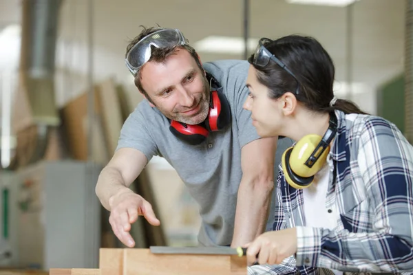 Man Förklarar Kvinna Träbearbetning Tips Trä Verkstad — Stockfoto