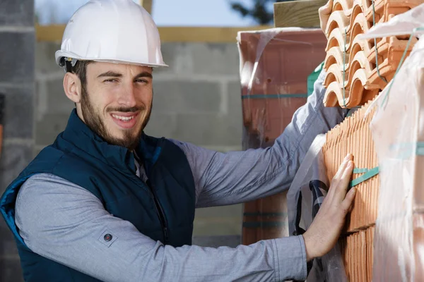 Een Voorman Kiest Tegels — Stockfoto