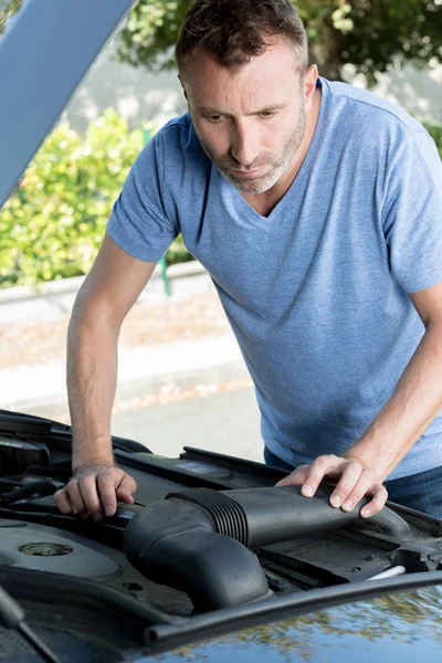 Hombre Comprobando Debajo Del Capó Del Coche — Foto de Stock