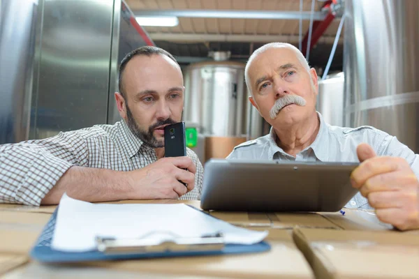 Brouwerij Marketing Team Met Behulp Van Een Tablet — Stockfoto