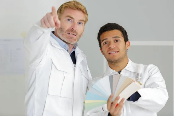 Supervisor Giving Instructions Trainee Painter Decorator — Stock Photo, Image