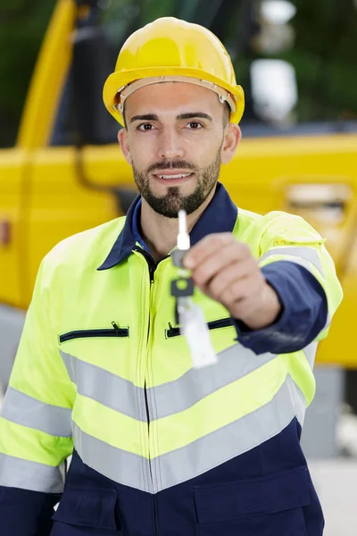 Operaio Con Hardhat Mostrando Chiave — Foto Stock