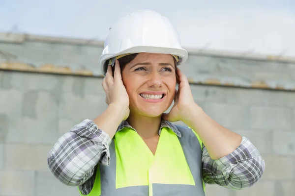 Ingeniero Construcción Mujer Trabajador Cubriendo Oídos — Foto de Stock