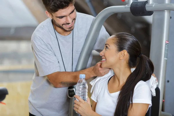 Man Tränare Flirta Med Gym Klient — Stockfoto
