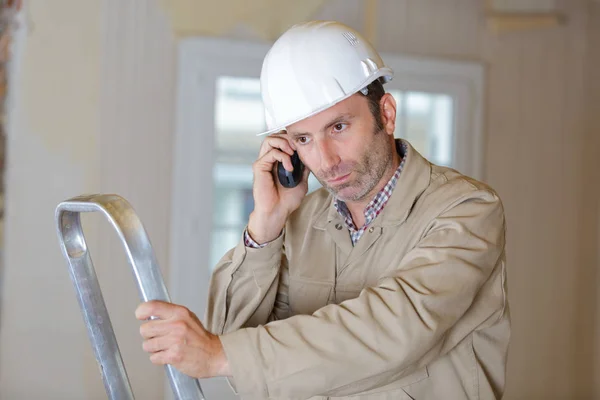 Männliche Bauarbeiter Telefon — Stockfoto