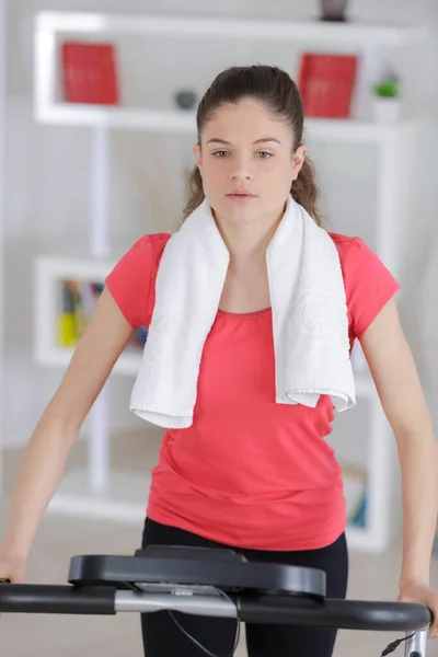 Actieve Jonge Vrouw Doen Oefening Fiets Thuis — Stockfoto