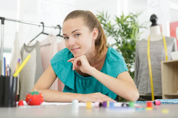 Portret Jonge Vrouw Kleermaker Kijken Naar Camera — Stockfoto