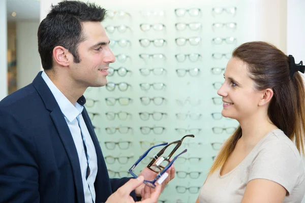 Mannelijke Oogarts Vrouwelijke Patiënt Optische Winkel — Stockfoto