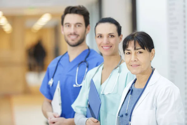 Hastane Koridorunda Duran Bir Grup Doktor — Stok fotoğraf