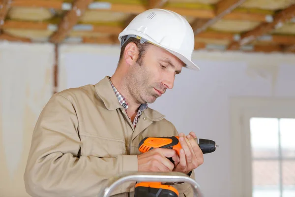 Männlich Techniker Halten Bohrmaschine Auf Leiter — Stockfoto