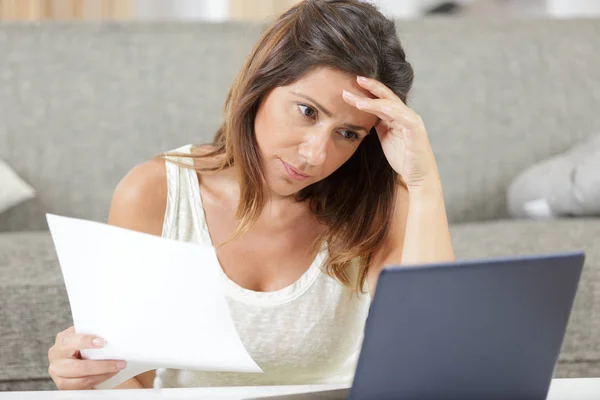 Bild Einer Durchdachten Fokussierten Hausfrau Die Kreditpapiere Prüft — Stockfoto