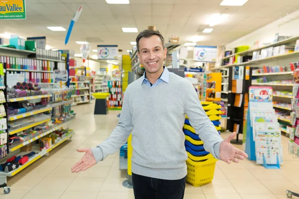 Bonito Homem Fazendo Compras Supermercado — Fotografia de Stock