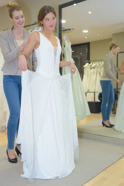 Skicklig Designer Passande Brudklänning Till Flicka — Stockfoto