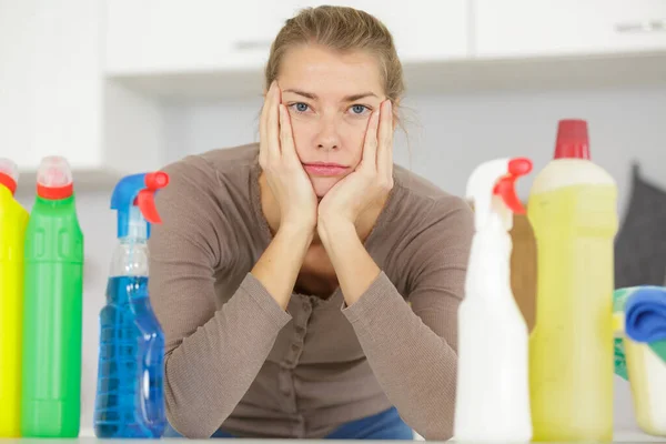 Jonge Vrouw Lui Schoon Maken — Stockfoto