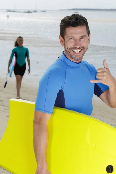 Male Body Board Doing Hand Gesture — Stock Photo, Image