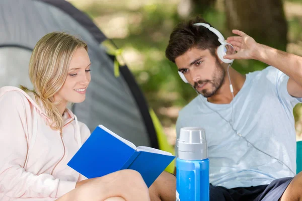 Coppia Relax Durante Vacanze Campeggio — Foto Stock