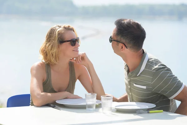 Pareja Joven Cenando Enamorada Playa — Foto de Stock