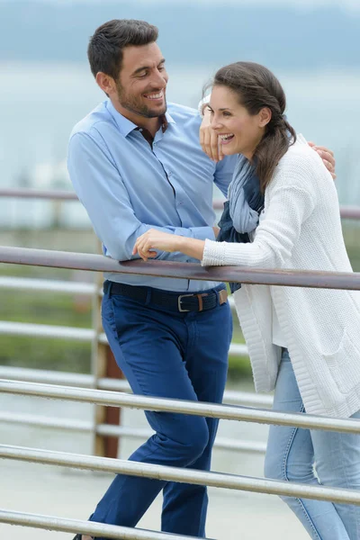年轻夫妇在桥上笑 — 图库照片