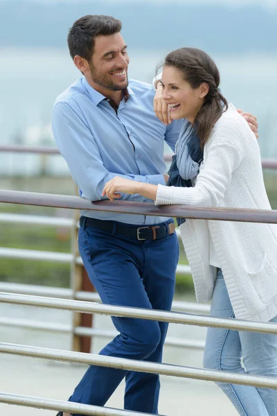 Jeune Couple Riant Sur Pont — Photo