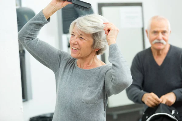 Seniorin Bürstet Sich Nach Sport Die Haare — Stockfoto