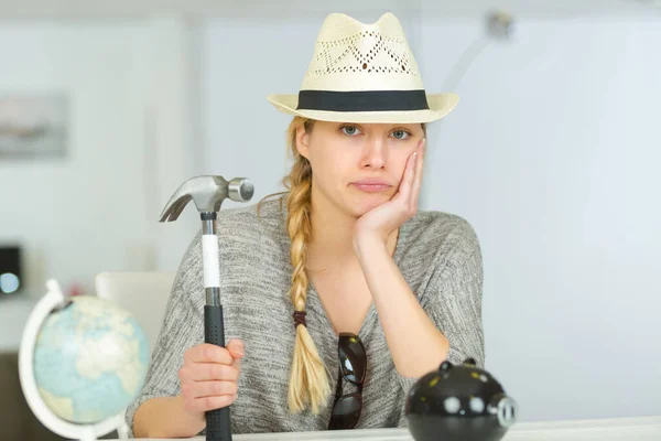 Vrouw Met Een Hamer Boven Een Spaarvarken — Stockfoto