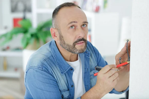 Homem Fazendo Diy Casa — Fotografia de Stock