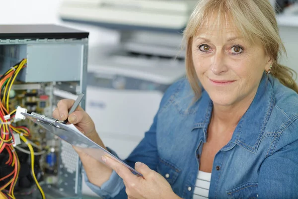 Mature Woman Technician Clipboard Fixing — Stock Photo, Image