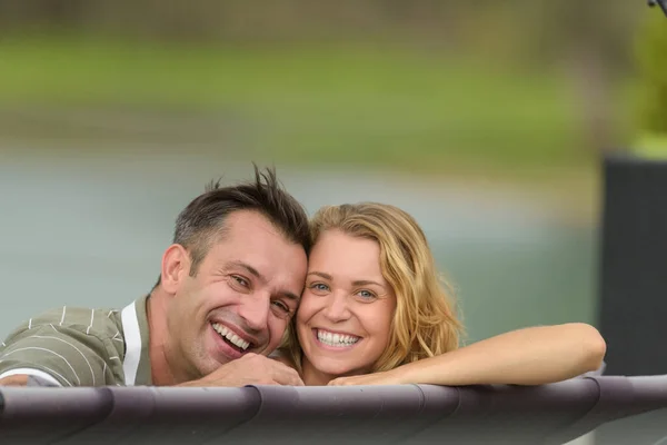 Retrato Casal Feliz Olhando Por Cima Rede — Fotografia de Stock