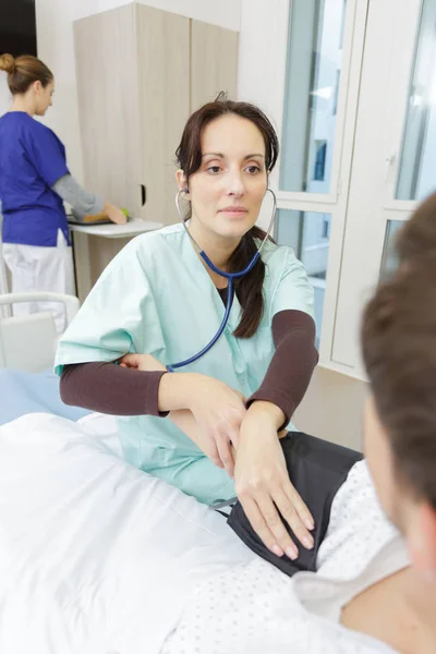 Doente Deitado Cama Durante Medição Pressão Arterial Pelo Enfermeiro — Fotografia de Stock