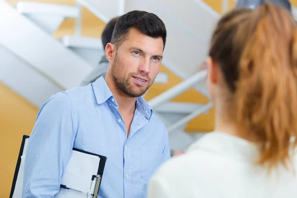 Porträt Eines Schülers Gespräch Mit Einem Lehrer — Stockfoto