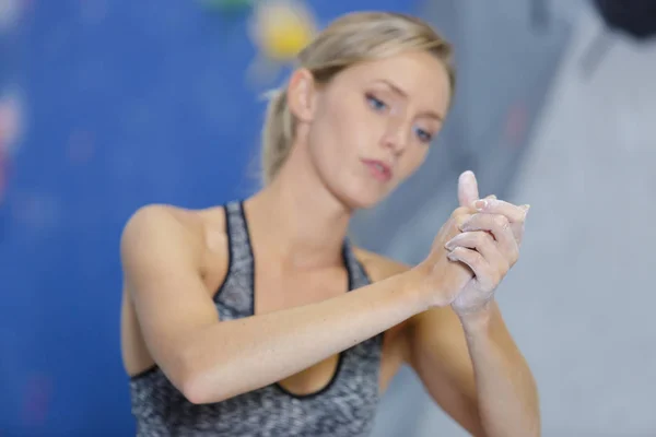 Vrouw Die Krijt Haar Handen Aanbrengt Voordat Klimt — Stockfoto
