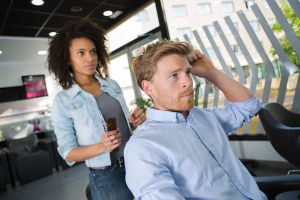 Profi Friseur Macht Einem Männlichen Kunden Einen Haarschnitt — Stockfoto