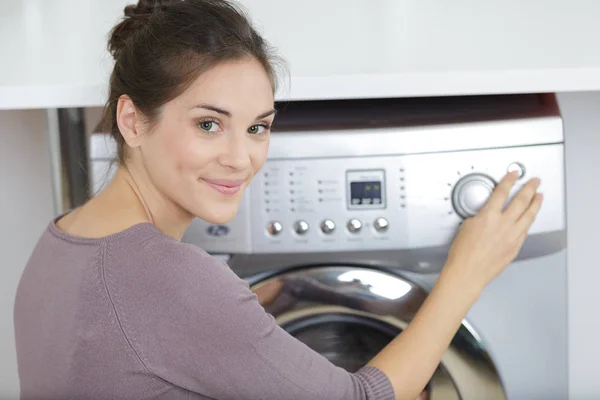 使用洗衣机的女性 — 图库照片