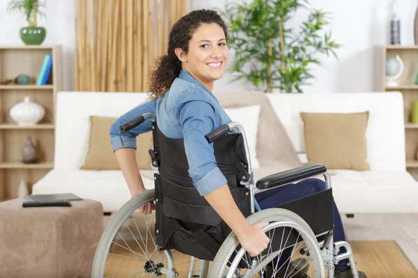 Gelukkig Vrouw Rolstoel Werken Vanuit Huis — Stockfoto