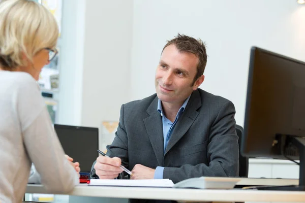 Frau Unterschreibt Vertrag Mit Manager — Stockfoto