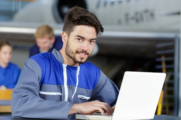 Retrato Homens Que Trabalham Aeródromo — Fotografia de Stock