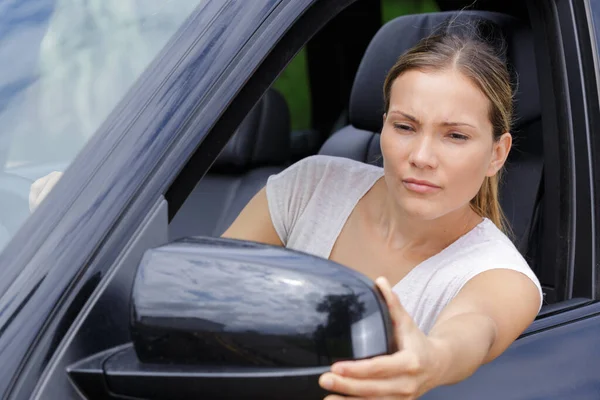 Frau Korrigiert Den Seitenspiegel — Stockfoto