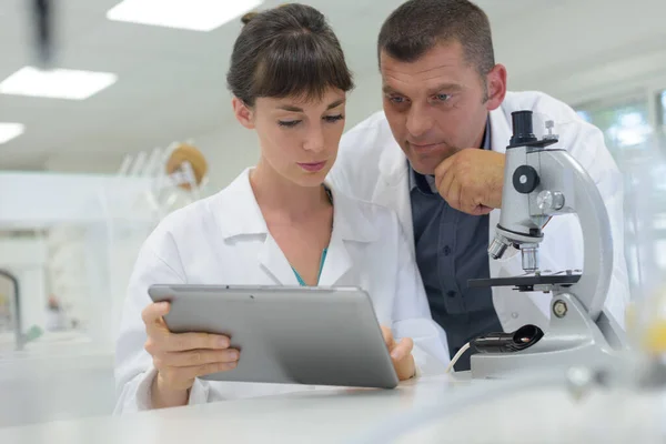 Homem Mulher Estão Laboratório — Fotografia de Stock