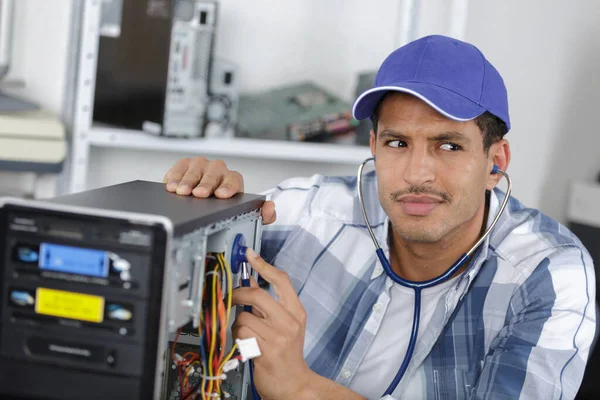 Mann Benutzt Stetheoskop Zur Reparatur Eines Computers — Stockfoto