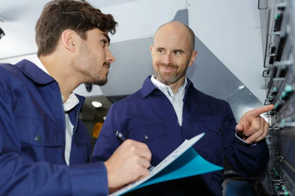 Trainee Aircraft Engineer Taking Notes — Stock Photo, Image