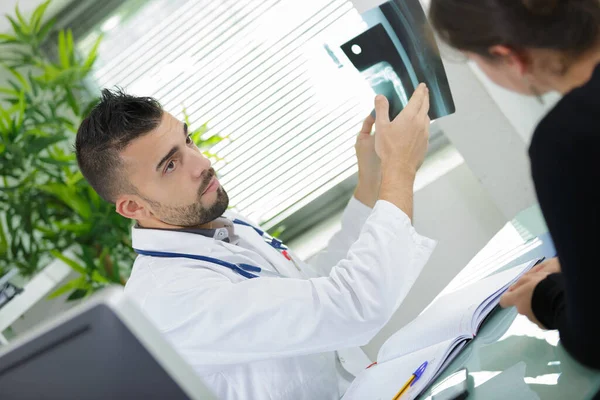 Médico Explicando Los Familiares Problema Rayos —  Fotos de Stock