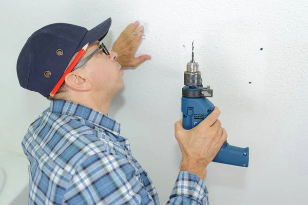 Man Borrar Väggen Med Borrperforator — Stockfoto